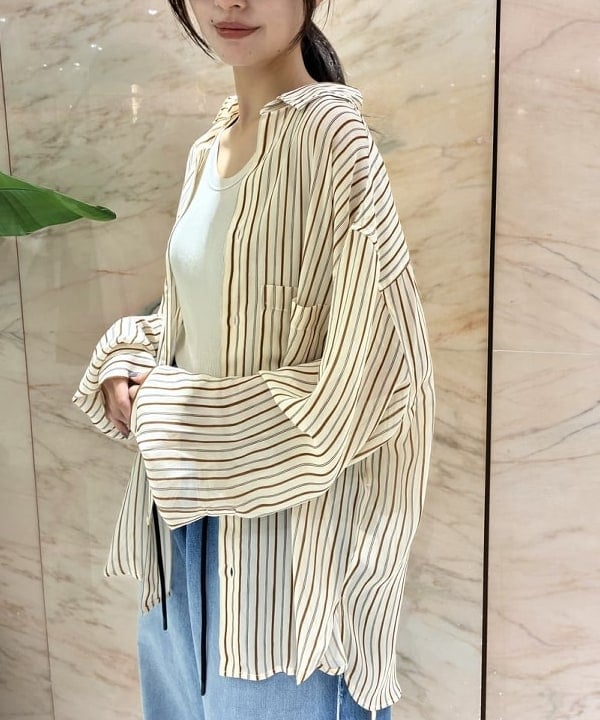 茂野 真楓さんの「BEAMS WOMEN｜CMMN SWDN / Kali ストライプ シャツ」を使ったコーディネート