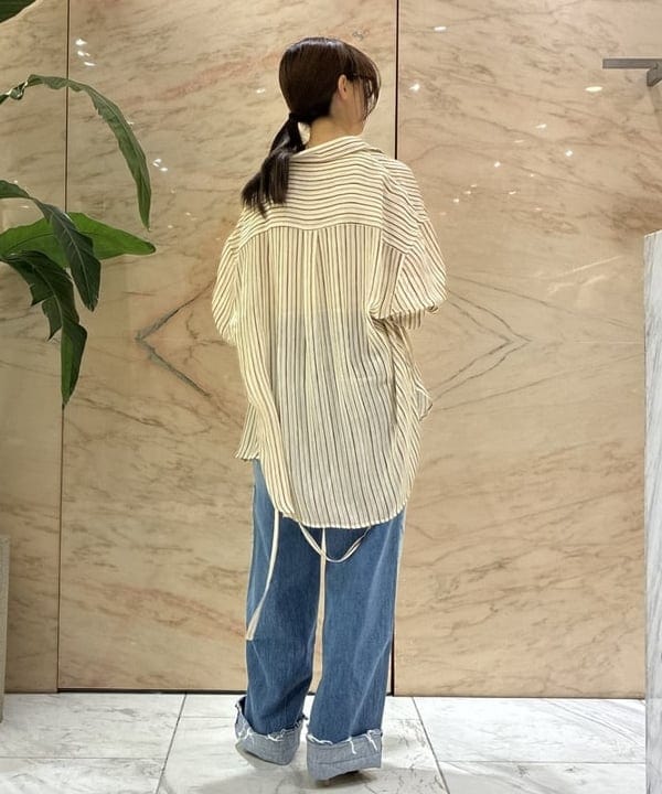 茂野 真楓さんの「BEAMS WOMEN｜CMMN SWDN / Kali ストライプ シャツ」を使ったコーディネート