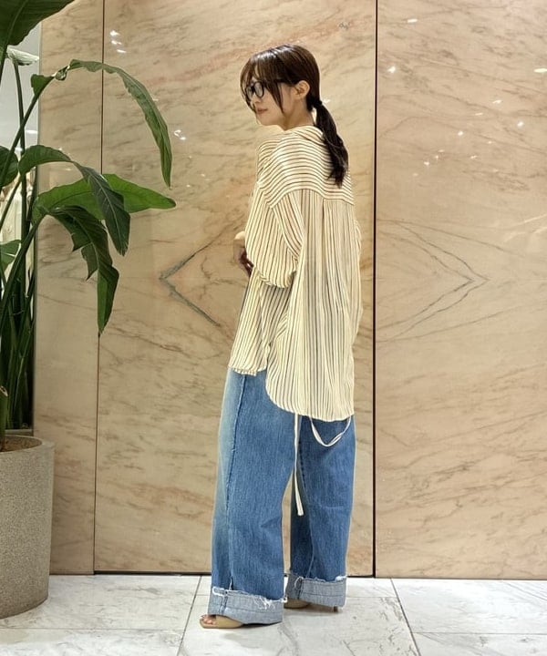 茂野 真楓さんの「BEAMS WOMEN｜CMMN SWDN / Kali ストライプ シャツ」を使ったコーディネート