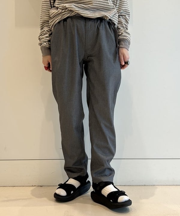 清水 彩乃さんの「BEAMS WOMEN｜【別注】Gramicci / ギャバ テーパードパンツ NEW」を使ったコーディネート