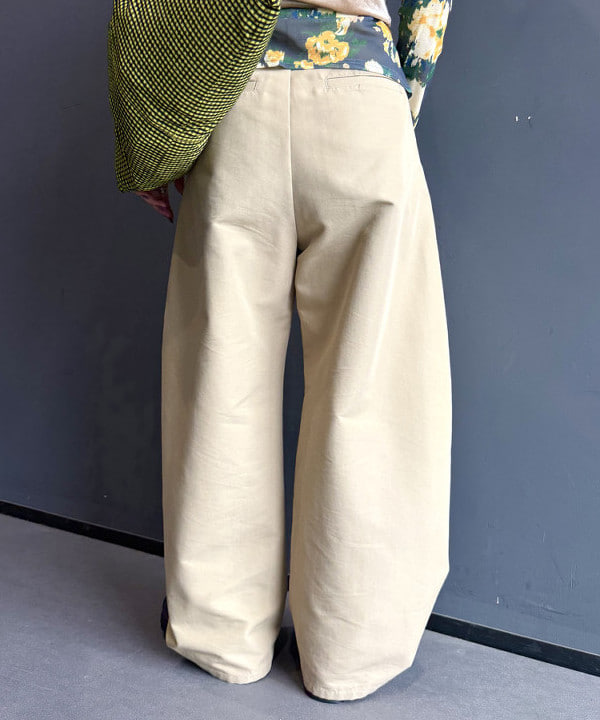 松本 佳菜子さんの「BEAMS WOMEN｜2タック カーブ バレル チノパンツ」を使ったコーディネート