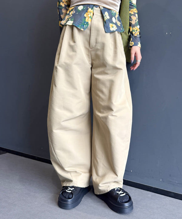 松本 佳菜子さんの「BEAMS WOMEN｜2タック カーブ バレル チノパンツ」を使ったコーディネート