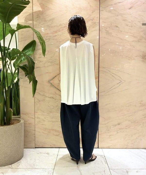 AONO SHIKAMAさんの「BEAMS WOMEN｜コットン バックフレア ノースリーブ プルオーバー」を使ったコーディネート