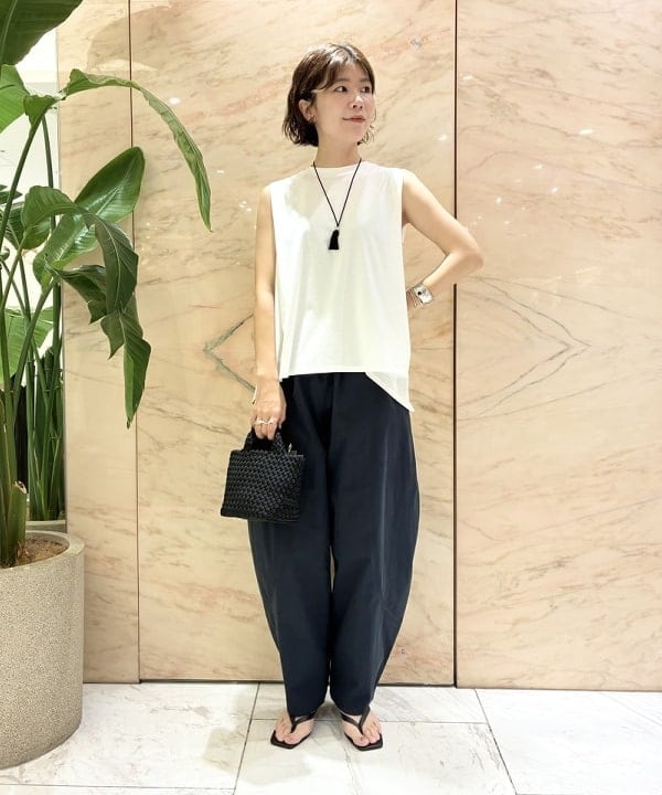 AONO SHIKAMAさんの「BEAMS WOMEN｜コットン バックフレア ノースリーブ プルオーバー」を使ったコーディネート