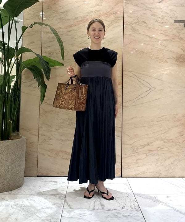 越智 里美さんの「BEAMS WOMEN｜AK+1 / アンブレラ スカート」を使ったコーディネート