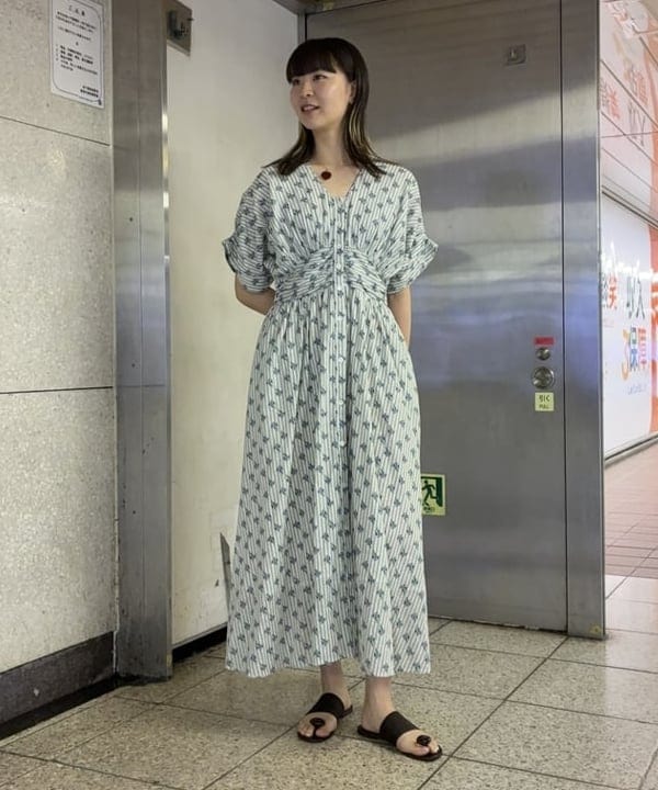 中平 あみさんの「BEAMS WOMEN｜ne Quittez pas / スモール フラワー ギャザー ワンピース」を使ったコーディネート