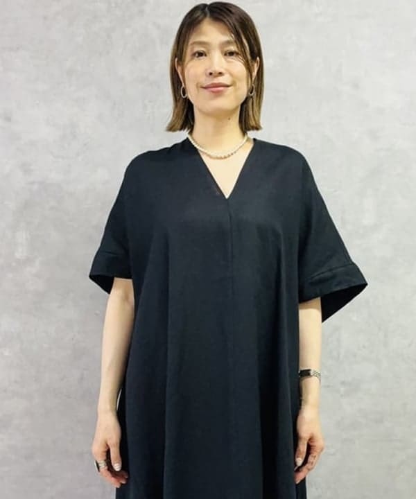 岩沢 珠代さんの「BEAMS WOMEN｜リネン カフタン ワンピース」を使ったコーディネート