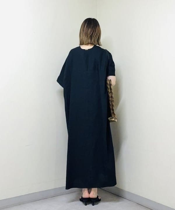 岩沢 珠代さんの「BEAMS WOMEN｜リネン カフタン ワンピース」を使ったコーディネート