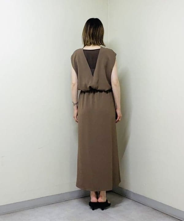 岩沢 珠代さんの「BEAMS WOMEN｜Vネック バック シアーワンピース」を使ったコーディネート