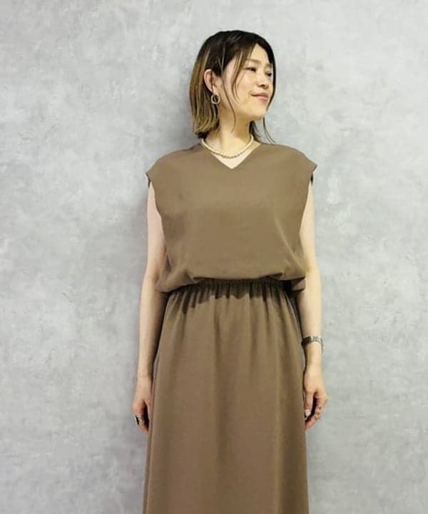 岩沢 珠代さんの「BEAMS WOMEN｜Vネック バック シアーワンピース」を使ったコーディネート
