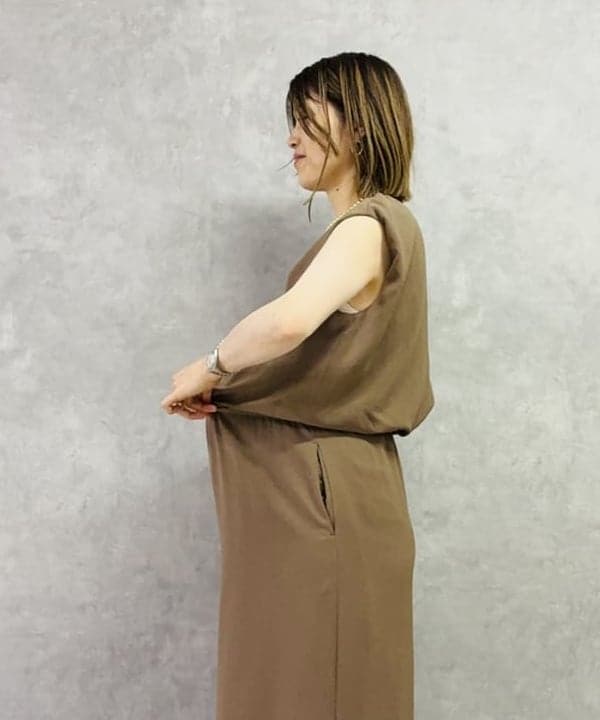 岩沢 珠代さんの「BEAMS WOMEN｜Vネック バック シアーワンピース」を使ったコーディネート