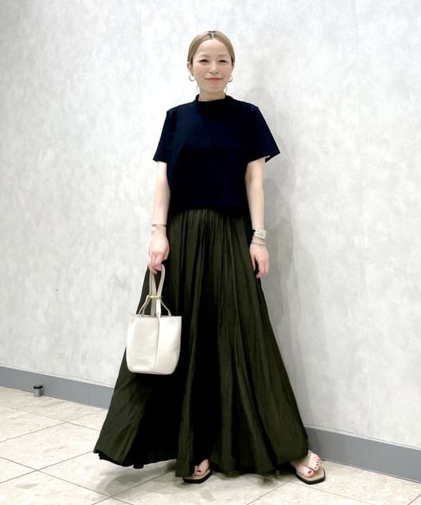 軽やかなサテンワンピはに差し色の肩掛けで視線を上げる