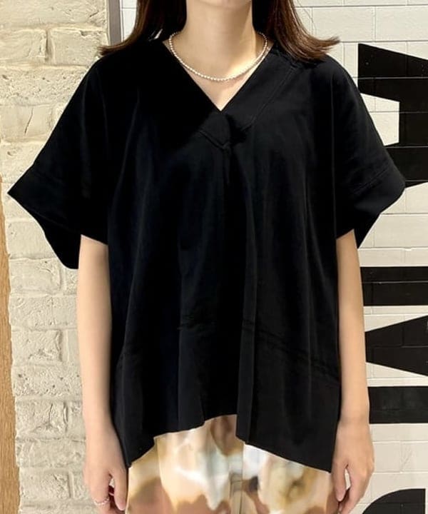 ヒライさんの「BEAMS WOMEN｜コットン Vネック ブラウス」を使ったコーディネート