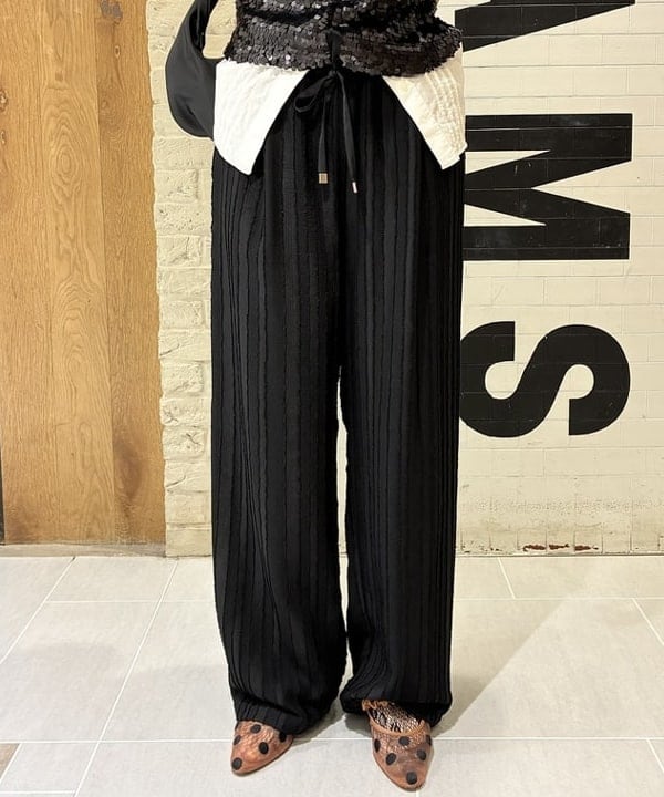 江口 息吹さんの「BEAMS WOMEN｜ジャガード ストライプ イージー パンツ」を使ったコーディネート