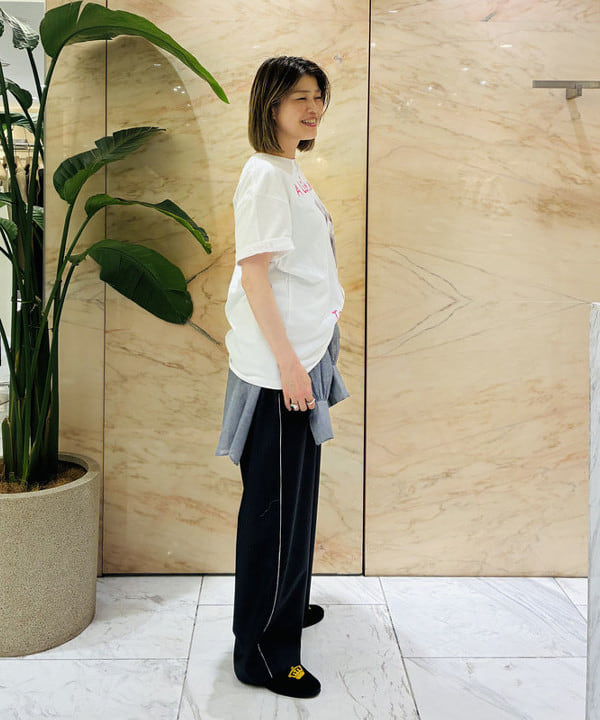 岩沢 珠代さんの「BEAMS WOMEN｜【別注】NOMADIS / for Dog Lovers Tシャツ」を使ったコーディネート