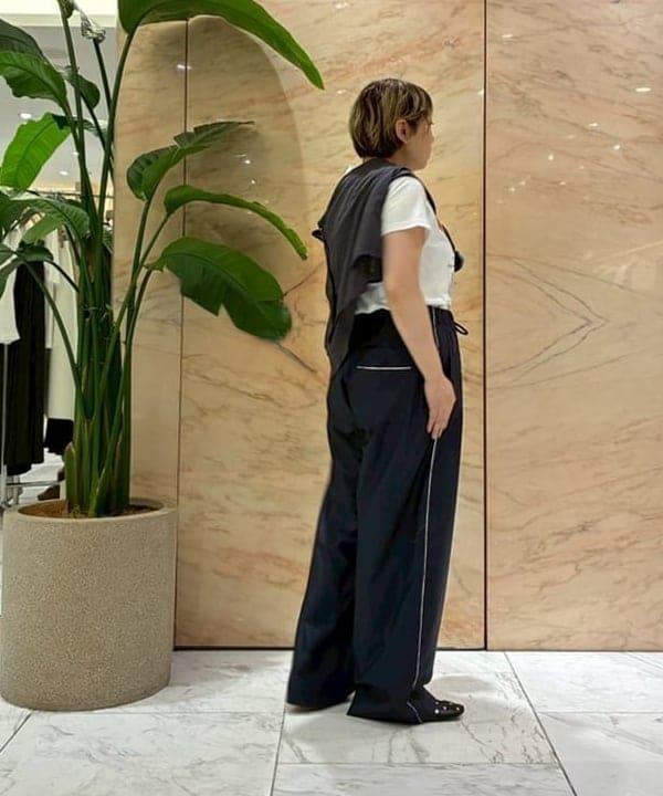 塚越 有紀さんの「BEAMS WOMEN｜KHADI オーバー ショート シャツ」を使ったコーディネート