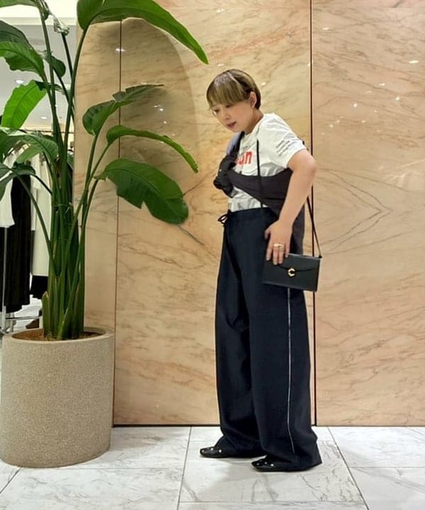 塚越 有紀さんの「BEAMS WOMEN｜KHADI オーバー ショート シャツ」を使ったコーディネート