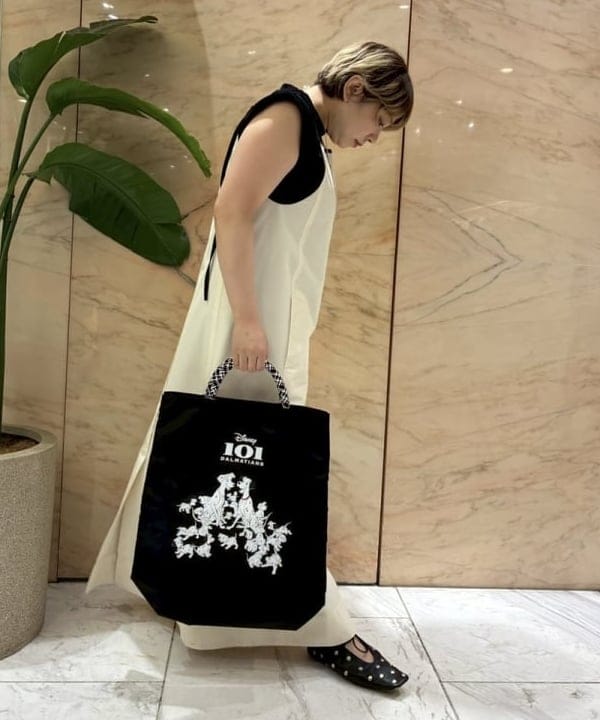 塚越 有紀さんの「BEAMS WOMEN｜【別注】NOMADIS / 101匹わんちゃん / SAC2 トートバッグ」を使ったコーディネート