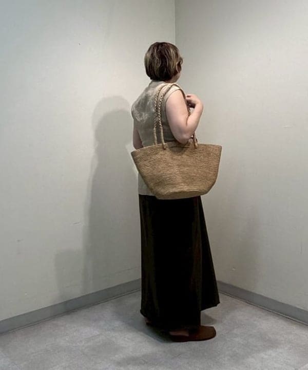 塚越 有紀さんの「BEAMS WOMEN｜MIORA / ラフィア トートバッグ」を使ったコーディネート