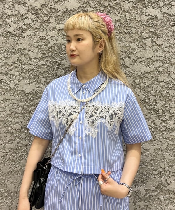 マツモト アカネさんの「BEAMS WOMEN｜カットワーク レース シャツ」を使ったコーディネート
