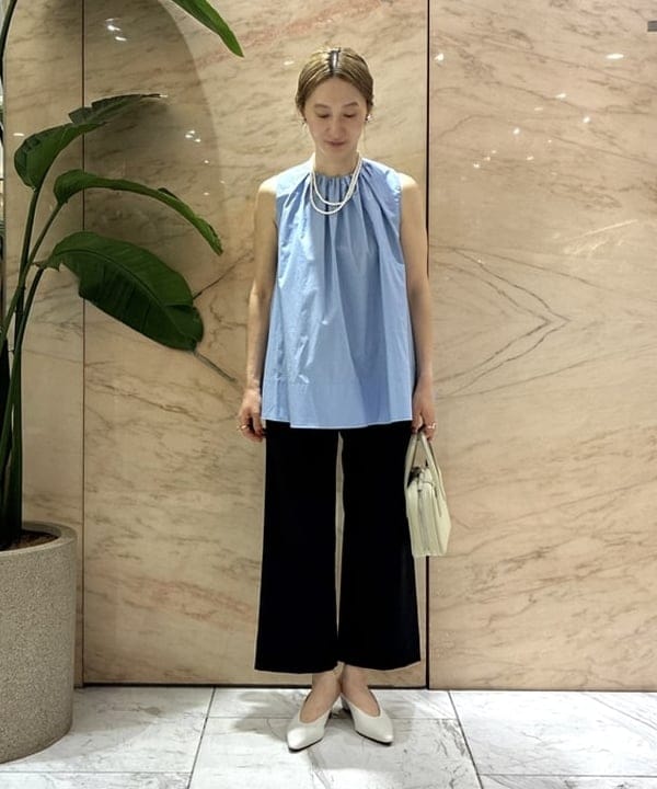 越智 里美さんの「BEAMS WOMEN｜ワイド ヘム ギャザー ノースリーブ ブラウス」を使ったコーディネート