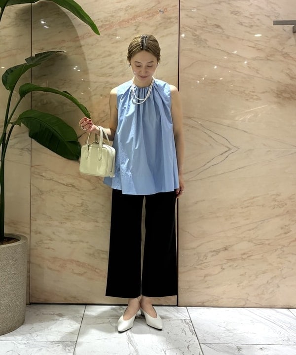 越智 里美さんの「BEAMS WOMEN｜ワイド ヘム ギャザー ノースリーブ ブラウス」を使ったコーディネート
