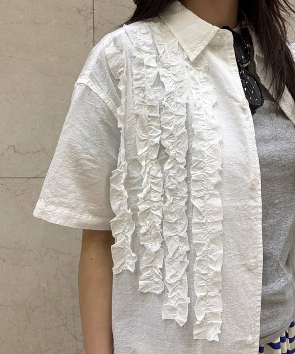 ばるたんさんの「BEAMS WOMEN｜ドビー フリル ショートスリーブ シャツ」を使ったコーディネート