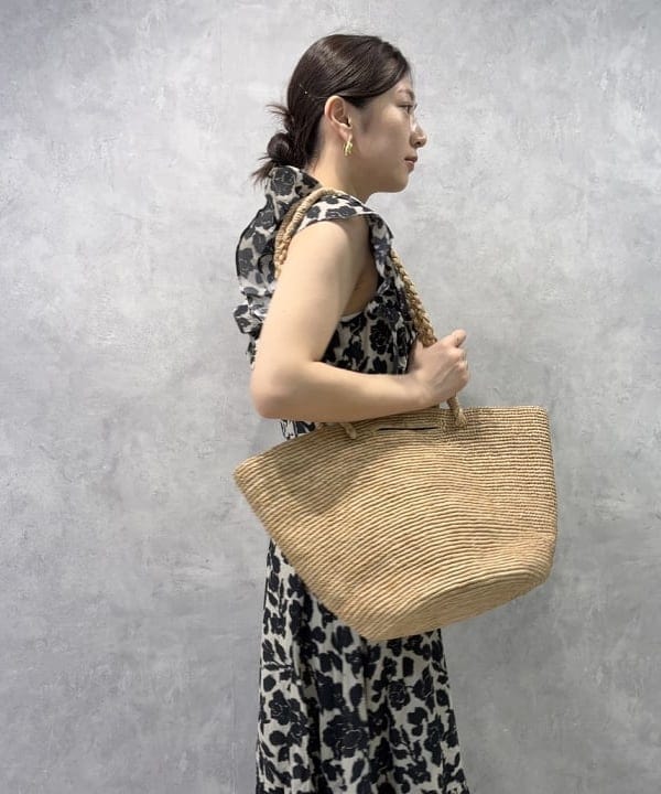 坂本 涼花さんの「BEAMS WOMEN｜MIORA / ラフィア トートバッグ」を使ったコーディネート