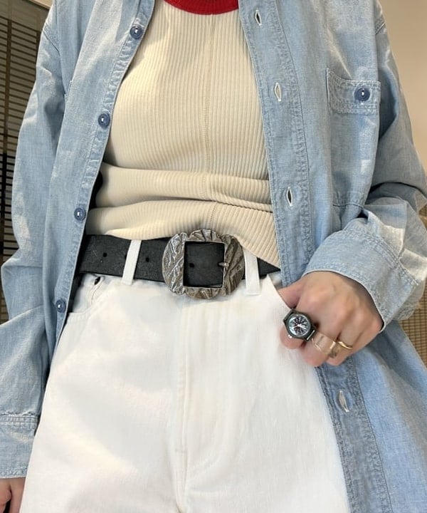 清水 彩乃さんの「BEAMS WOMEN｜40mm ヴィンテージ バックル ベルト ②」を使ったコーディネート