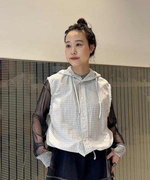 清水 彩乃さんの「BEAMS WOMEN｜チェック ストライプ フーデッド ノースリーブ」を使ったコーディネート