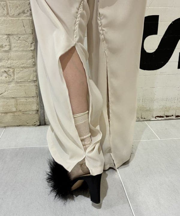 ando naoさんの「BEAMS WOMEN｜maturely / リサイクル アムンゼン シャーリング アンド スリット パンツ」を使ったコーディネート