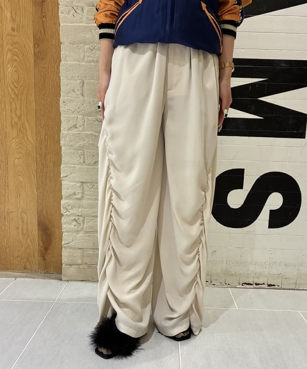 ando naoさんの「BEAMS WOMEN｜maturely / リサイクル アムンゼン シャーリング アンド スリット パンツ」を使ったコーディネート