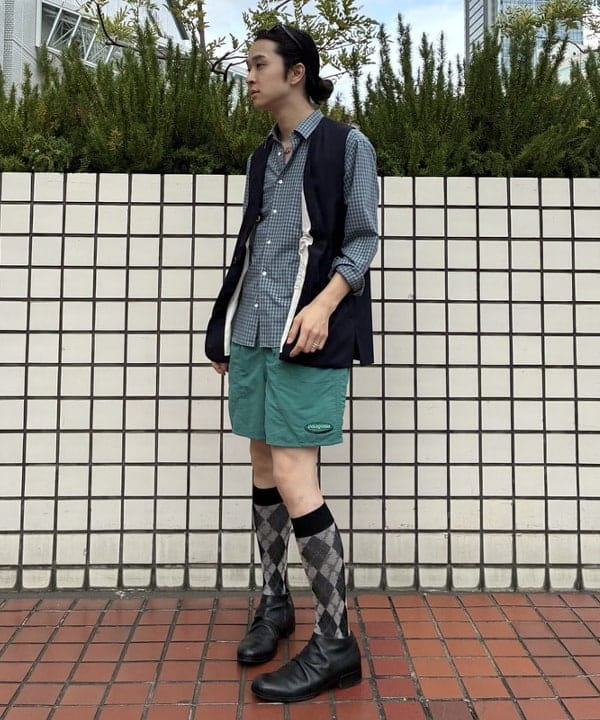 久保田 耀さんの「maturely / ティーダブワン ボタン ウェーブ ベスト」を使ったコーディネート