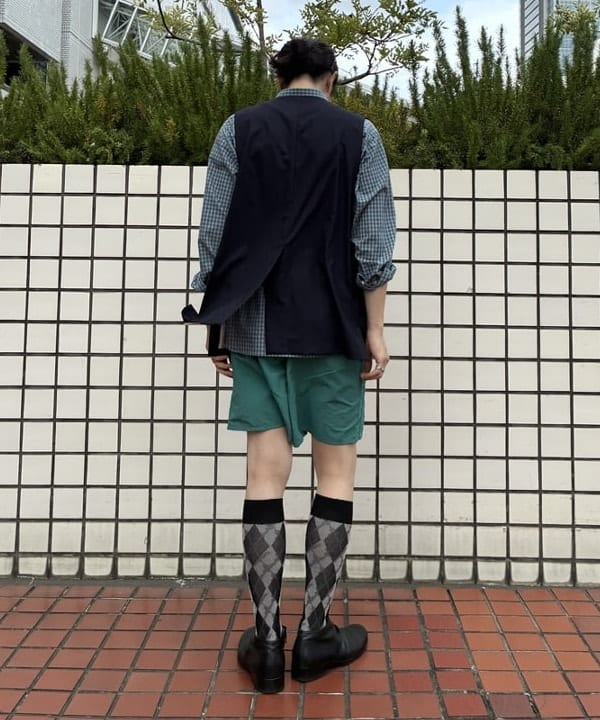 久保田 耀さんの「maturely / ティーダブワン ボタン ウェーブ ベスト」を使ったコーディネート