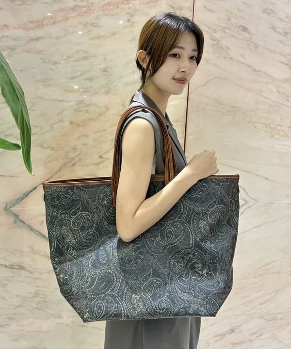 茂野 真楓さんの「BEAMS WOMEN｜A VACATION / ROAM PAISLEY トートバッグ」を使ったコーディネート