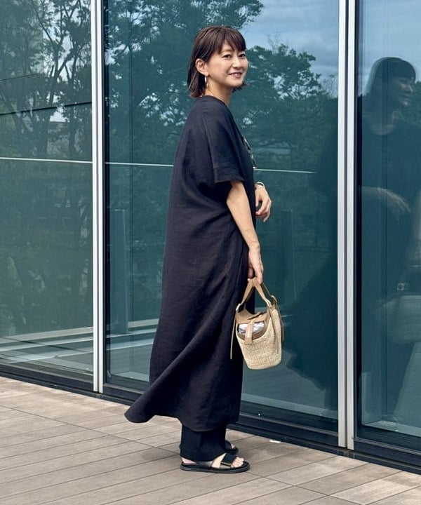 桑原 ふみさんの「BEAMS WOMEN｜リネン カフタン ワンピース」を使ったコーディネート