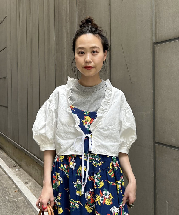 清水 彩乃さんの「BEAMS WOMEN｜フリル ショート ブラウス」を使ったコーディネート