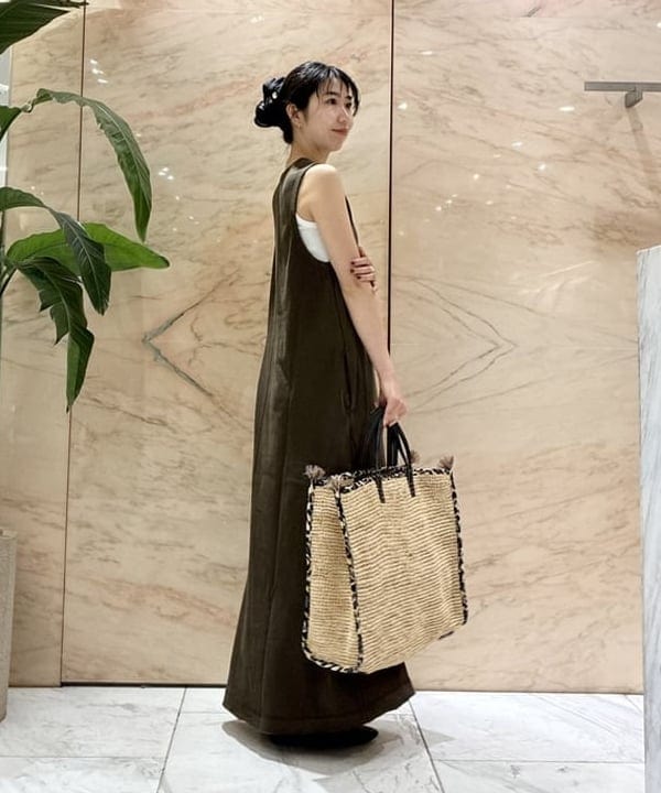 中丸　栞さんの「BEAMS WOMEN｜A VACATION / TANK ラフィア LEOPARD トートバッグ」を使ったコーディネート