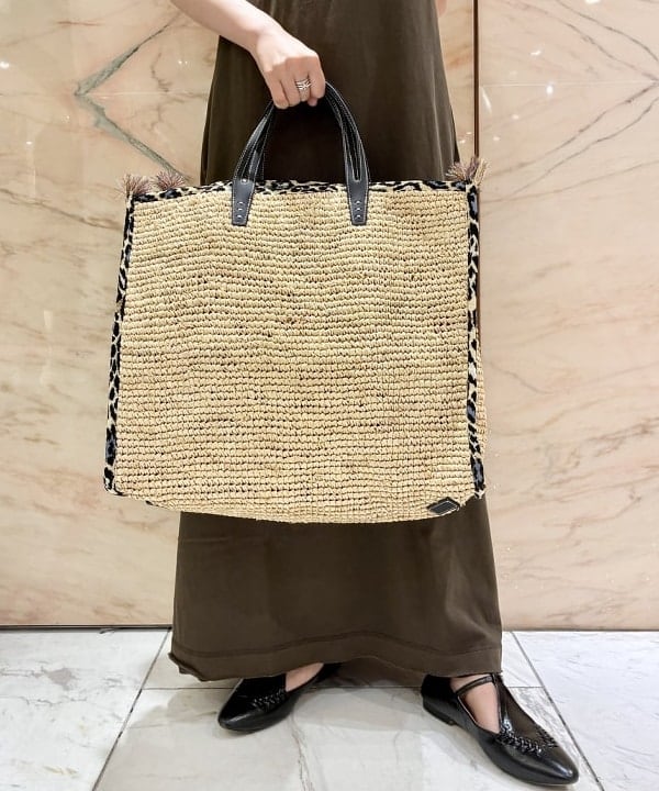 中丸　栞さんの「BEAMS WOMEN｜A VACATION / TANK ラフィア LEOPARD トートバッグ」を使ったコーディネート