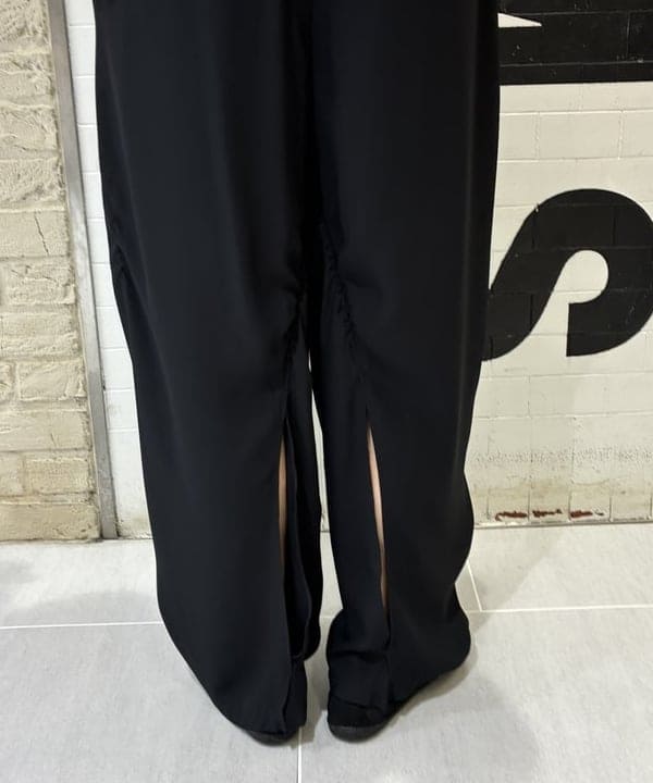 マツミヤさんの「BEAMS WOMEN｜maturely / リサイクル アムンゼン シャーリング アンド スリット パンツ」を使ったコーディネート