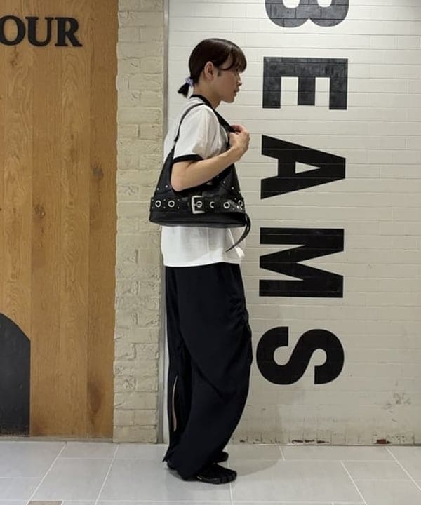 マツミヤさんの「BEAMS WOMEN｜maturely / リサイクル アムンゼン シャーリング アンド スリット パンツ」を使ったコーディネート