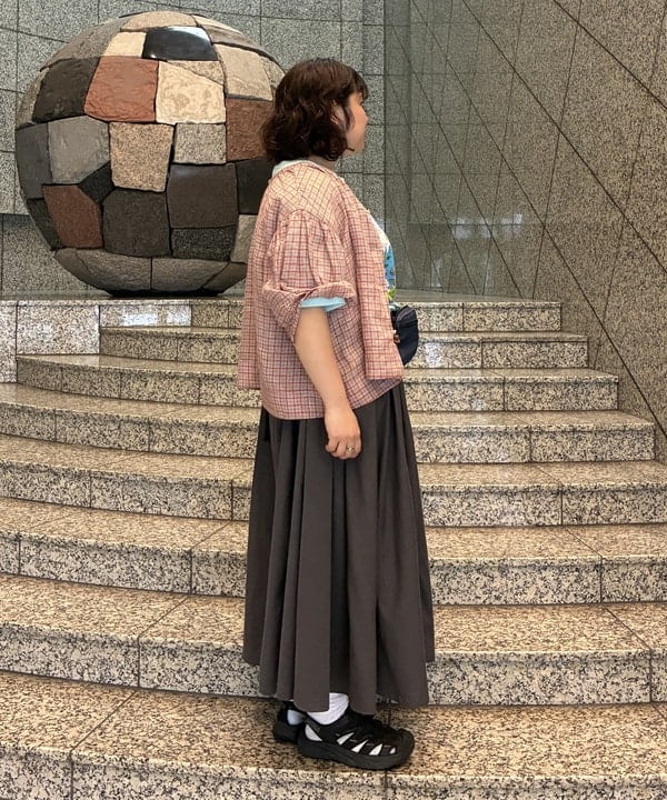 イガラシさんの「BEAMS WOMEN｜リネン チェック スモック シャツ ＜イージーケア＞」を使ったコーディネート