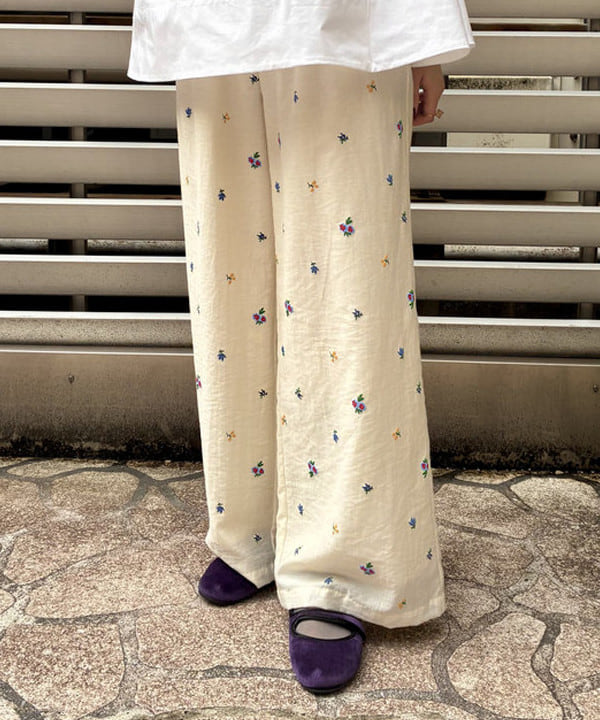 早川 萌子さんの「BEAMS WOMEN｜ワイド ヘム ギャザー ノースリーブ ブラウス」を使ったコーディネート