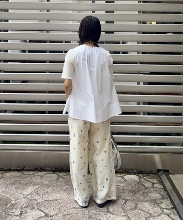 早川 萌子さんの「BEAMS WOMEN｜ワイド ヘム ギャザー ノースリーブ ブラウス」を使ったコーディネート