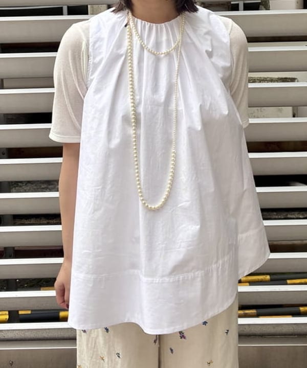 早川 萌子さんの「BEAMS WOMEN｜ワイド ヘム ギャザー ノースリーブ ブラウス」を使ったコーディネート
