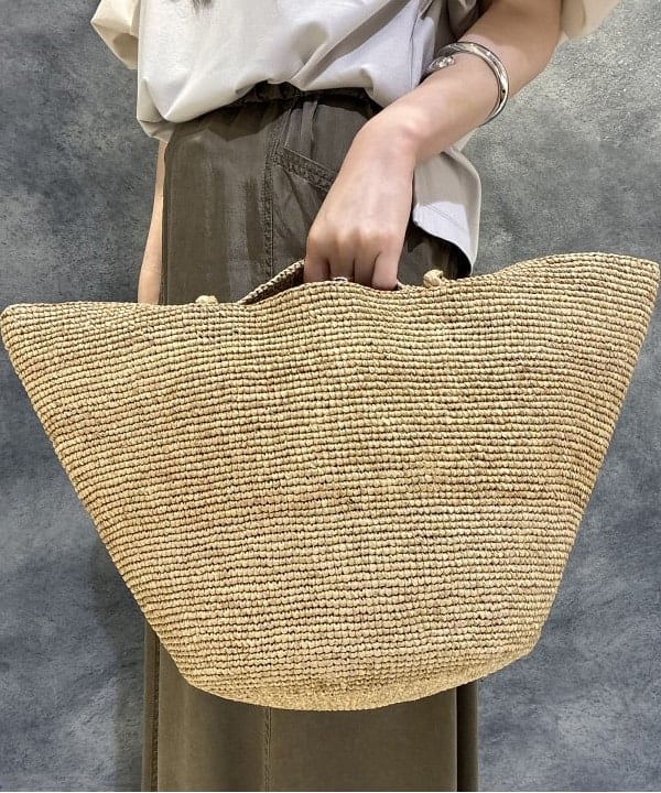 OSUMIさんの「BEAMS WOMEN｜タフタ バルーン スリーブ プルオーバー」を使ったコーディネート