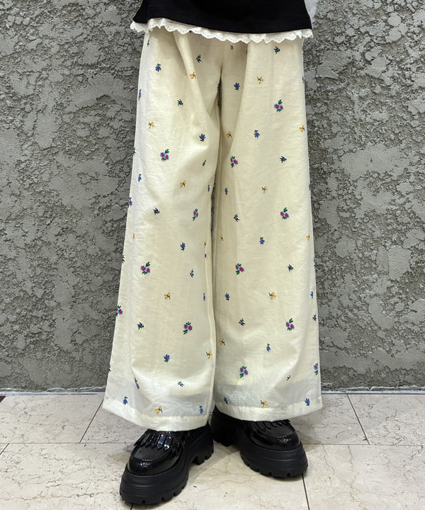 ササキさんの「BEAMS WOMEN｜フラワー プリント イージー パンツ」を使ったコーディネート