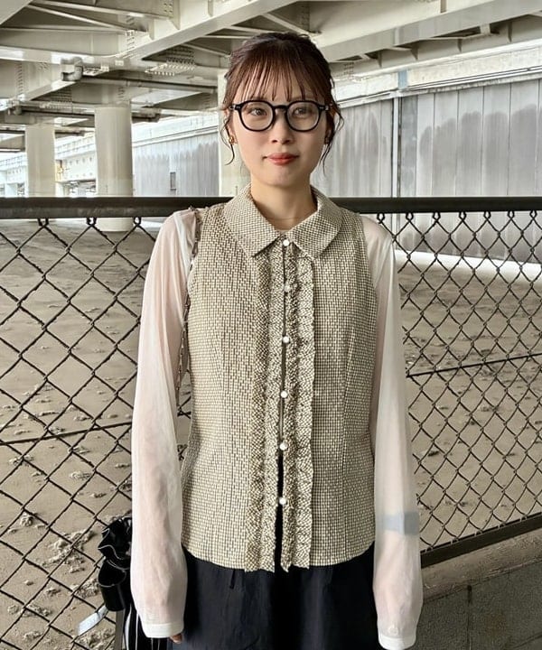 カタヤマ アヤさんの「BEAMS WOMEN｜サッカー チェック フリル ノースリーブ」を使ったコーディネート