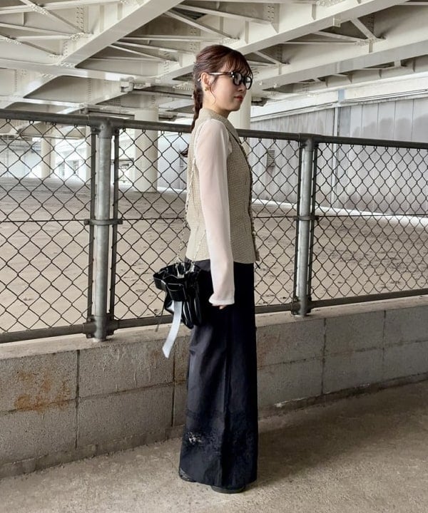 カタヤマ アヤさんの「BEAMS WOMEN｜サッカー チェック フリル ノースリーブ」を使ったコーディネート