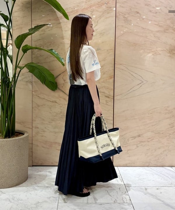 関 桂子さんの「BEAMS WOMEN｜【別注】NOMADIS / for Dog Lovers Tシャツ」を使ったコーディネート